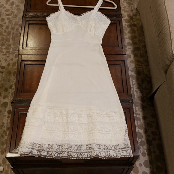 Other - Elegant Vintage Cream/White Lace Slip